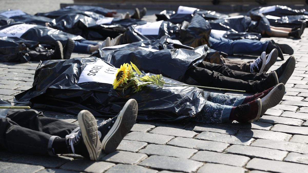 Obrazem: Pytle na mrtvoly v centru Prahy žalovaly proti válečným zločinům